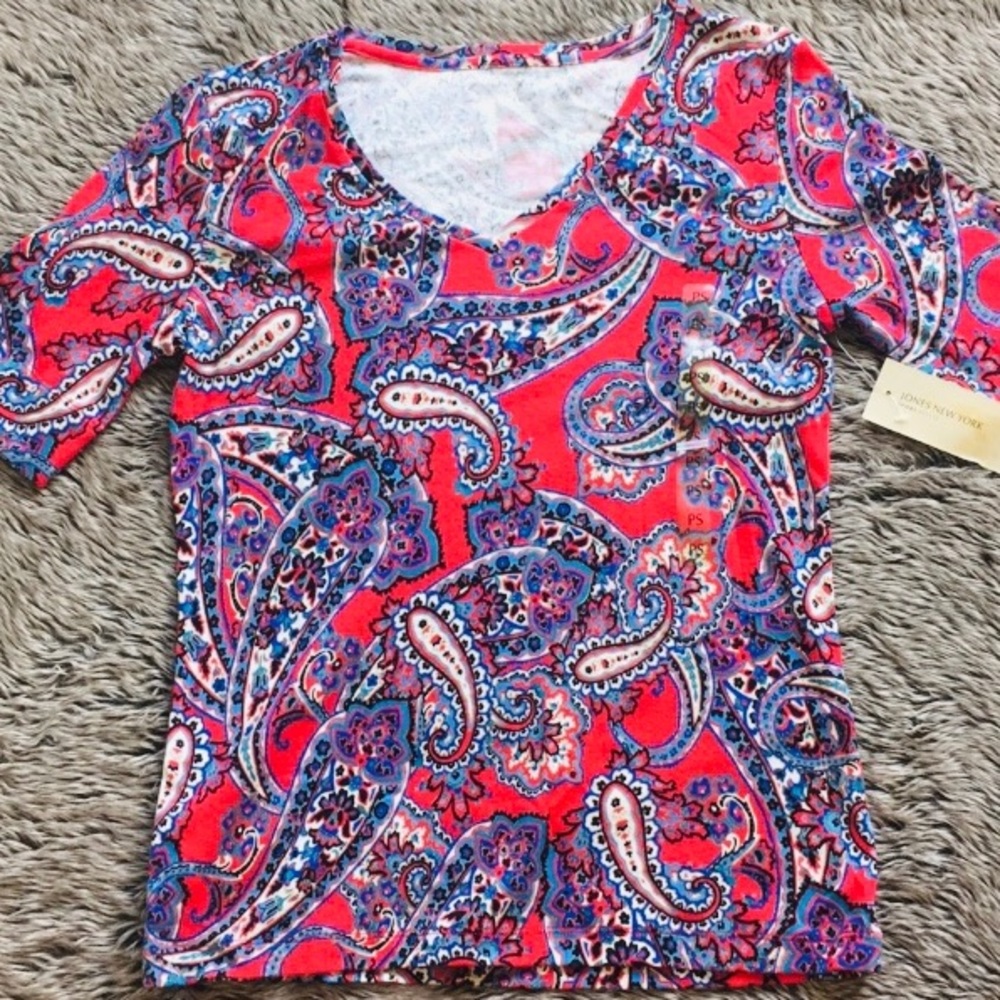 Jones New York short sleeve paisley print v neck Tshirt Petite small
